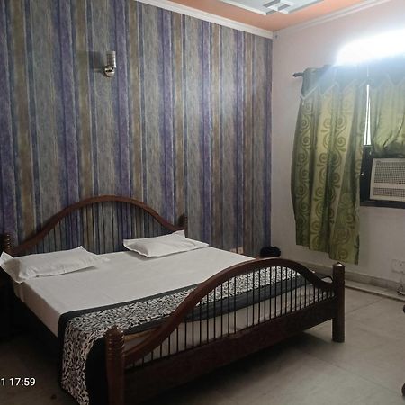 Готель Oyo Metro View Residency Near Snow World Нойда Екстер'єр фото