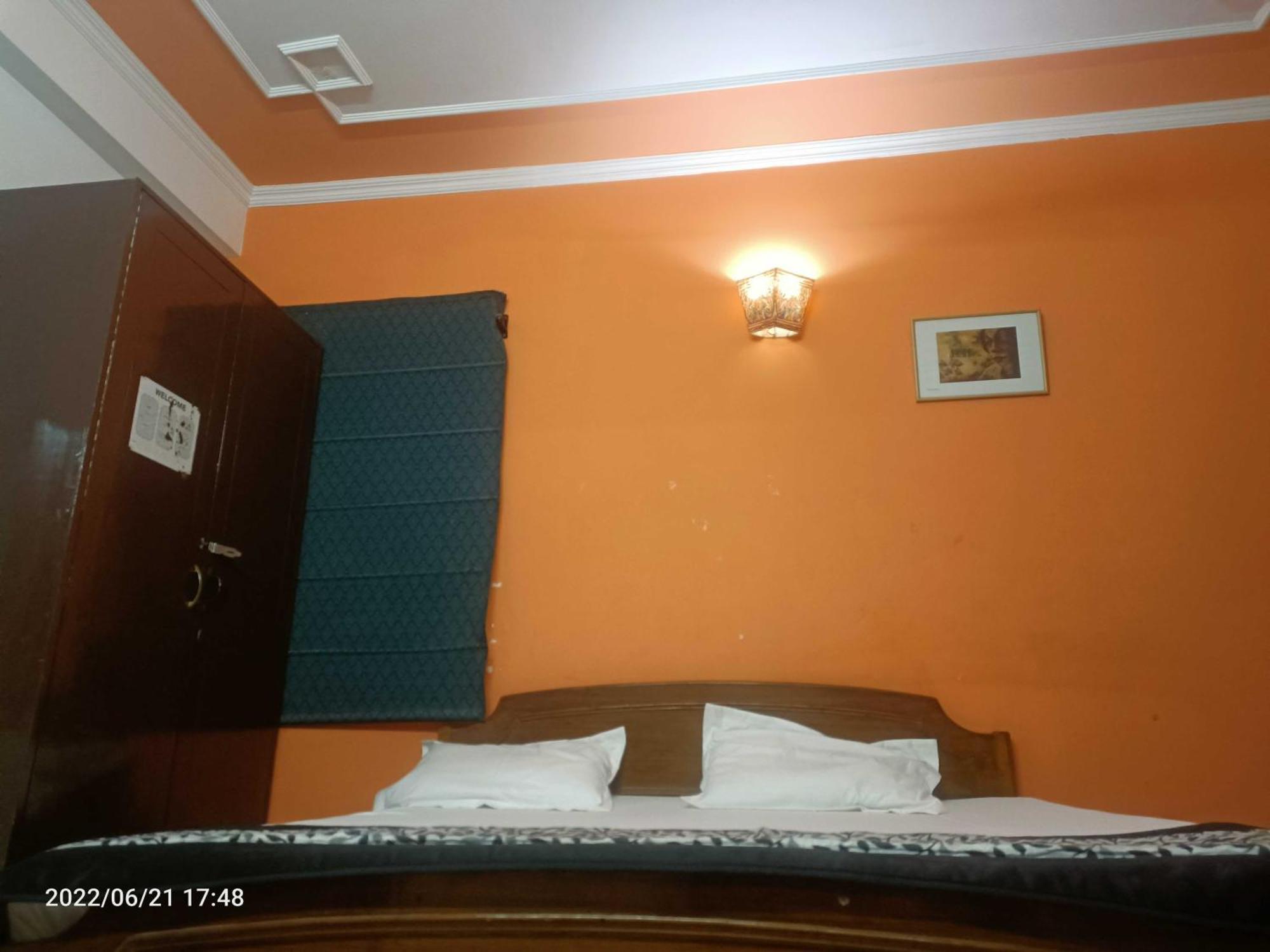Готель Oyo Metro View Residency Near Snow World Нойда Екстер'єр фото